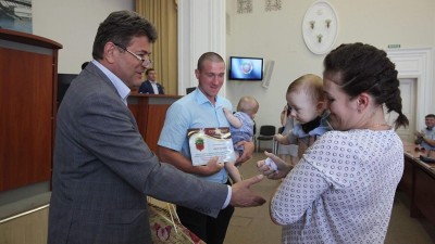 Мер Запоріжжя привітав родини новоселів